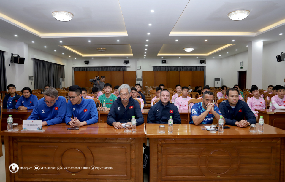 chu tich vff tran quoc tuan gap go dong vien doi tuyen viet nam truoc them asian cup 4