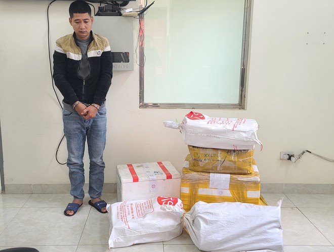 ha noi phat hien gan 1 ta phao cac loai cat giau tai trang trai nuoi ca 1
