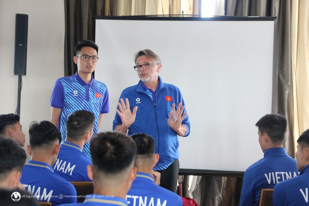 hlv troussier to chuc hop khan khi den qatar noi loi dac biet voi nguyen filip hung dung 1 hlv troussier to chuc hop khan khi den qatar noi loi dac biet voi nguyen filip hung dung 1