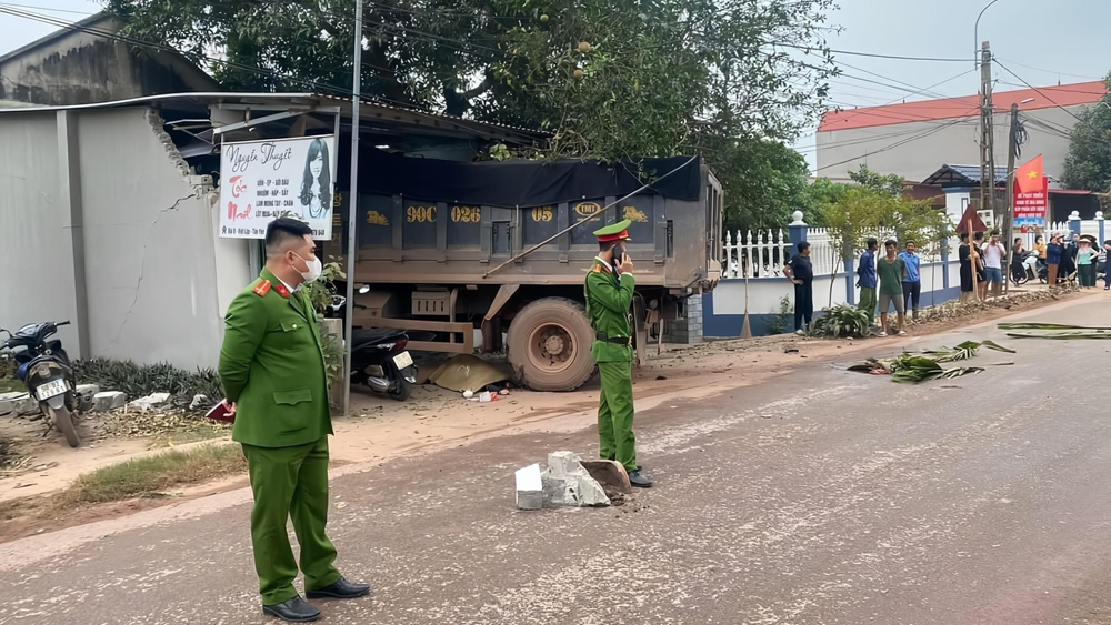 tin tuc tai nan giao thong moi nhat ngay 8 1 2024 xe tai lao vao cua hang goi dau mot nguoi tu vong 1