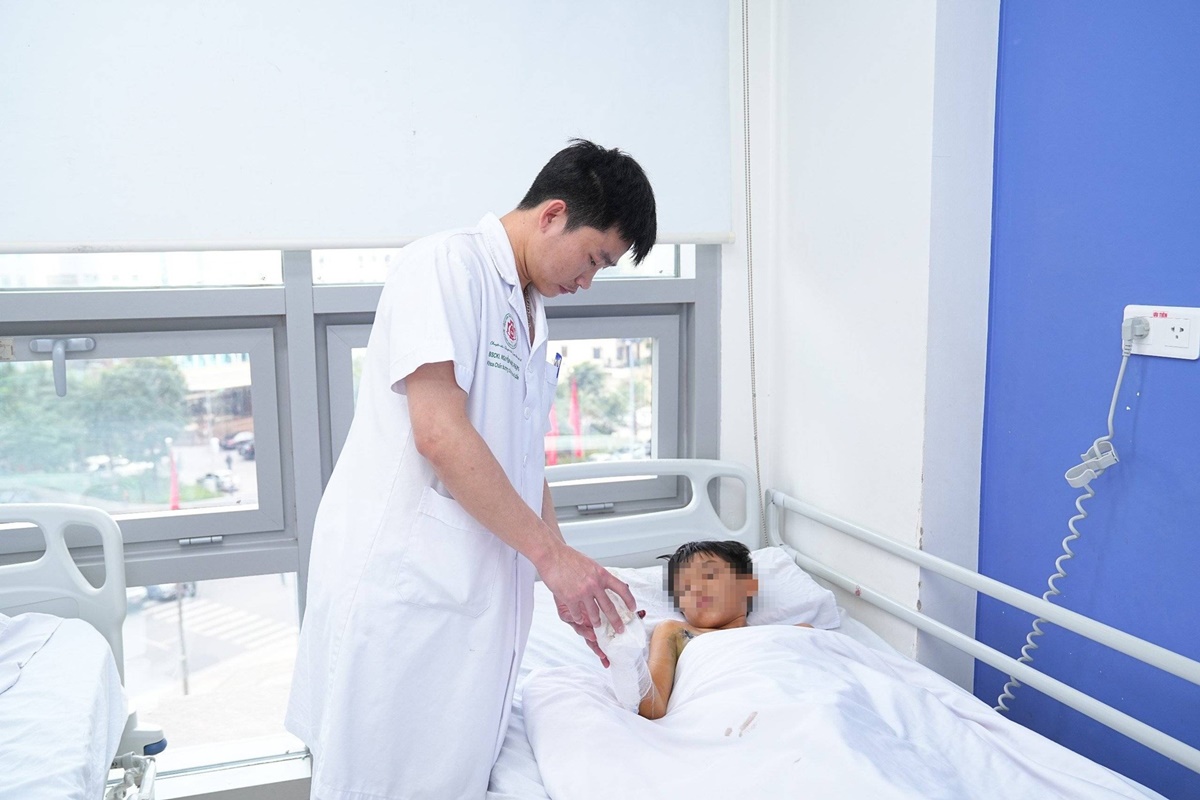 be trai 12 tuoi dap nat ban tay do phao tu che bac si khuyen cao dieu gi 1