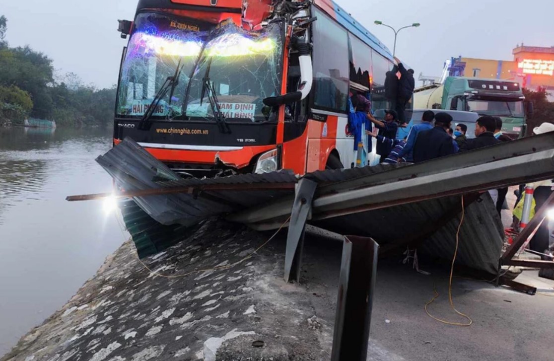 tin tuc tai nan giao thong moi nhat ngay 11 1 2 24 va cham voi xe tron be tong xe o to khach lao xuong bo song 2 tin tuc tai nan giao thong moi nhat ngay 11 1 2 24 va cham voi xe tron be tong xe o to khach lao xuong bo song 2