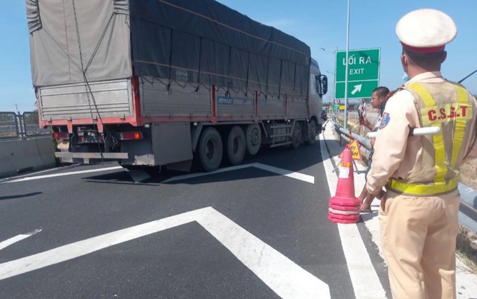 binh thuan khong chap hanh kiem tra tai xe bo chay chan xe ngang cao toc vinh hao phan thiet 21