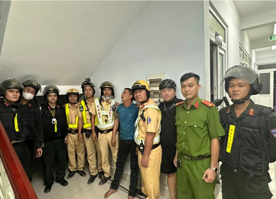 csgt tp hcm no sung truy bat ten cuop xe may tai khu cong nghe cao csgt tp hcm no sung truy bat ten cuop xe may tai khu cong nghe cao