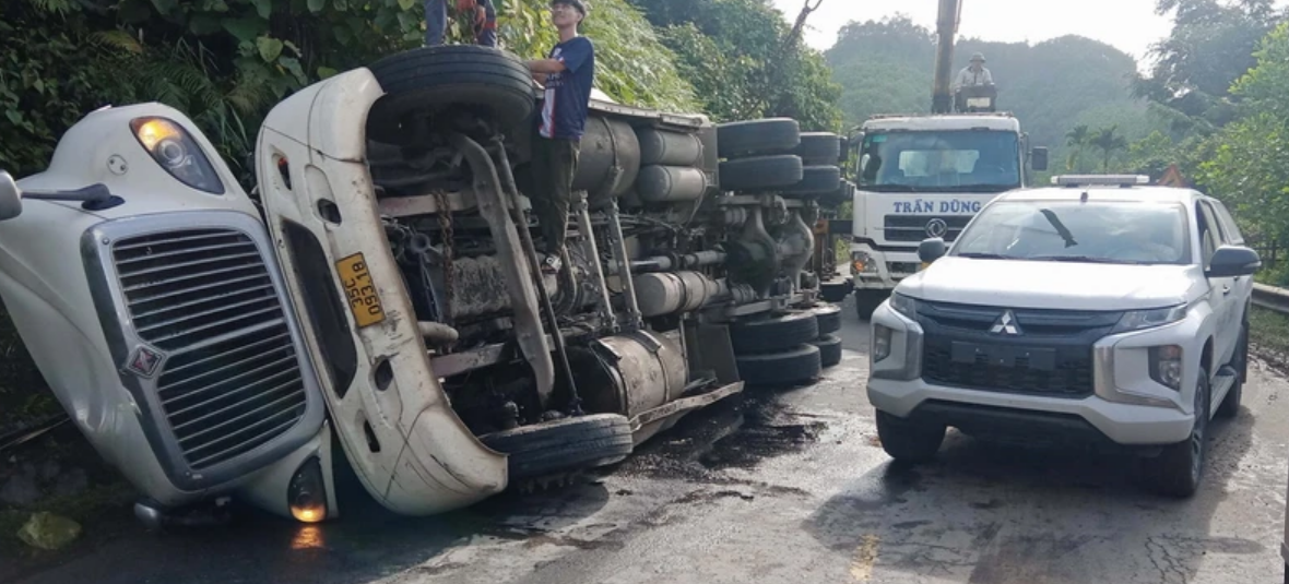 tin tuc tai nan giao thong moi nhat ngay 17 1 2024 lat xe dau keo tren duong ho chi minh gay un tac nghiem trong 2 tin tuc tai nan giao thong moi nhat ngay 17 1 2024 lat xe dau keo tren duong ho chi minh gay un tac nghiem trong 2