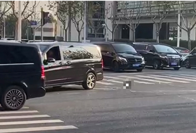 anh chup cong truong quy toc gio tan hoc bong nhien viral khap mang xa hoi netizen cam than hoa ra su khac biet voi truong thuong hoa ra lon the 2