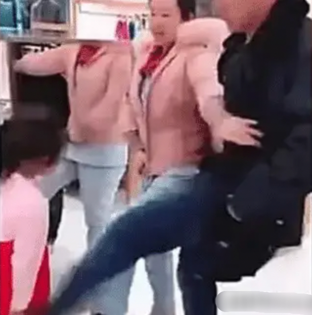 thay con gai da me vi khong duoc mua do uong nguoi bo co hanh dong khien nhieu nguoi tranh cai 3 thay con gai da me vi khong duoc mua do uong nguoi bo co hanh dong khien nhieu nguoi tranh cai 3