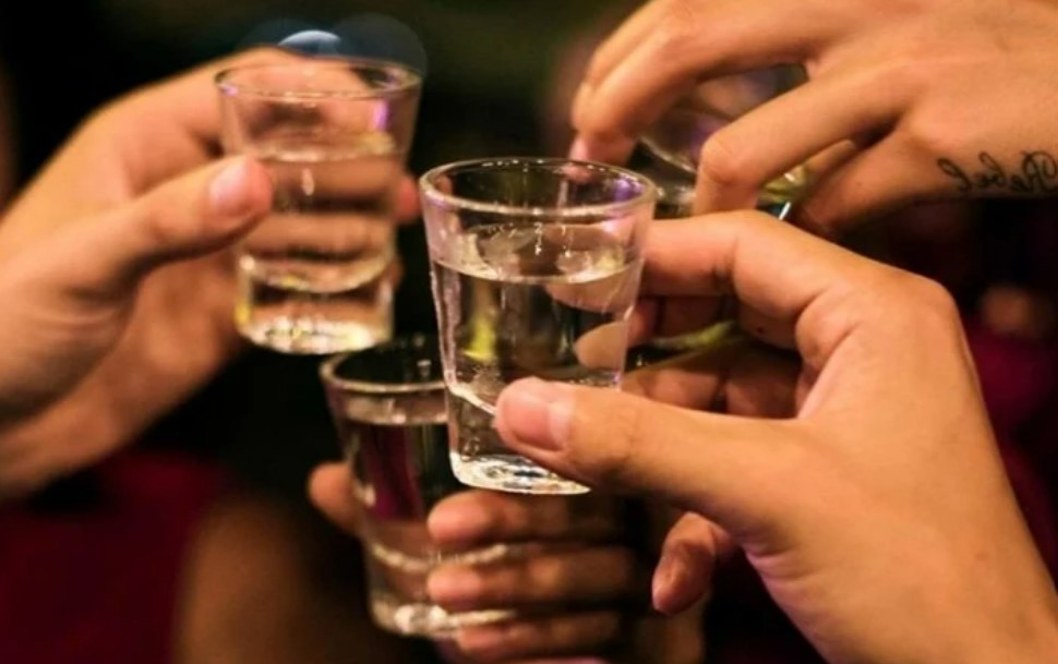 bi sep ep uong ruou ngay ngay dau di lam co gai co hanh dong khien nhieu nguoi dong tinh bi sep ep uong ruou ngay ngay dau di lam co gai co hanh dong khien nhieu nguoi dong tinh