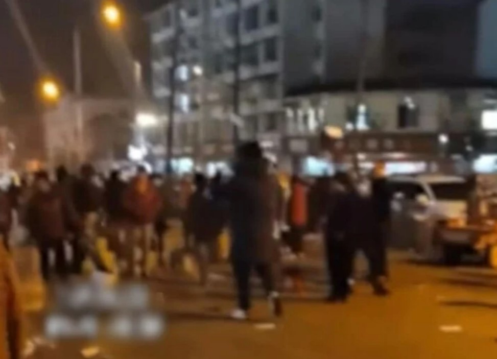 nguoi dan ong mang ca nui tien nem ra ngoai duong biet duoc nguyen nhan phia sau khien ai cung choang vang