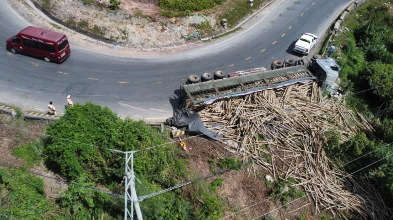 tin tuc tai nan giao thong moi nhat ngay 21 1 2024 o to con doi dau xe tai hai vo chong thuong vong 