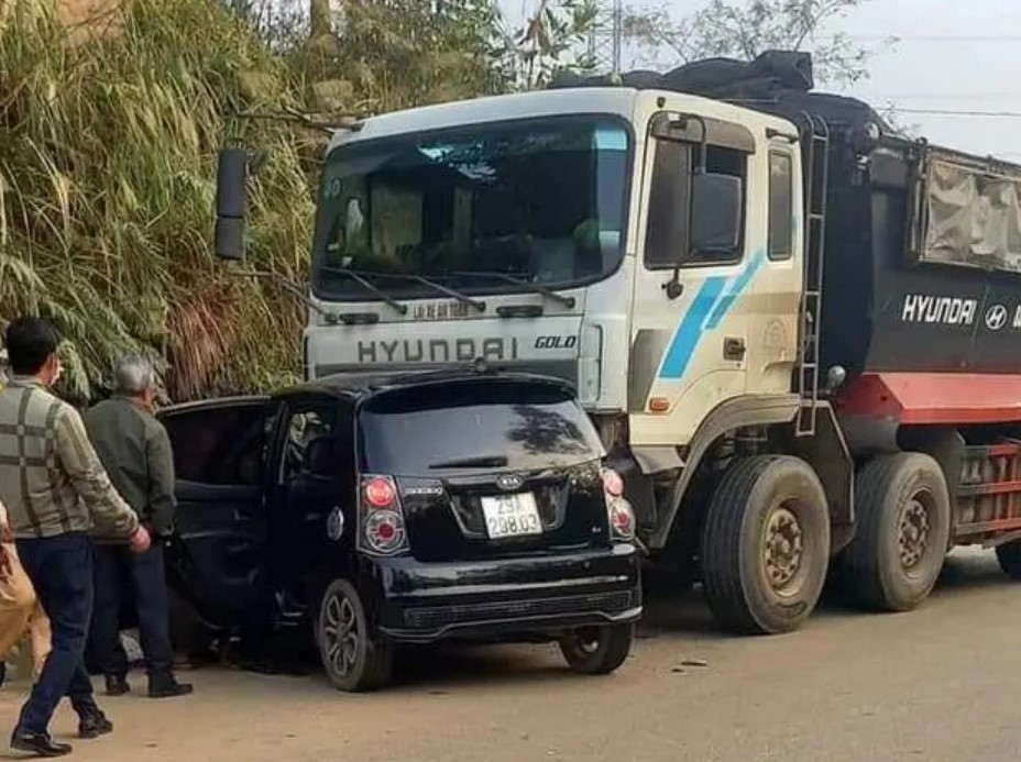 tin tuc tai nan giao thong moi nhat ngay 21 1 2024 o to con doi dau xe tai hai vo chong thuong vong 1