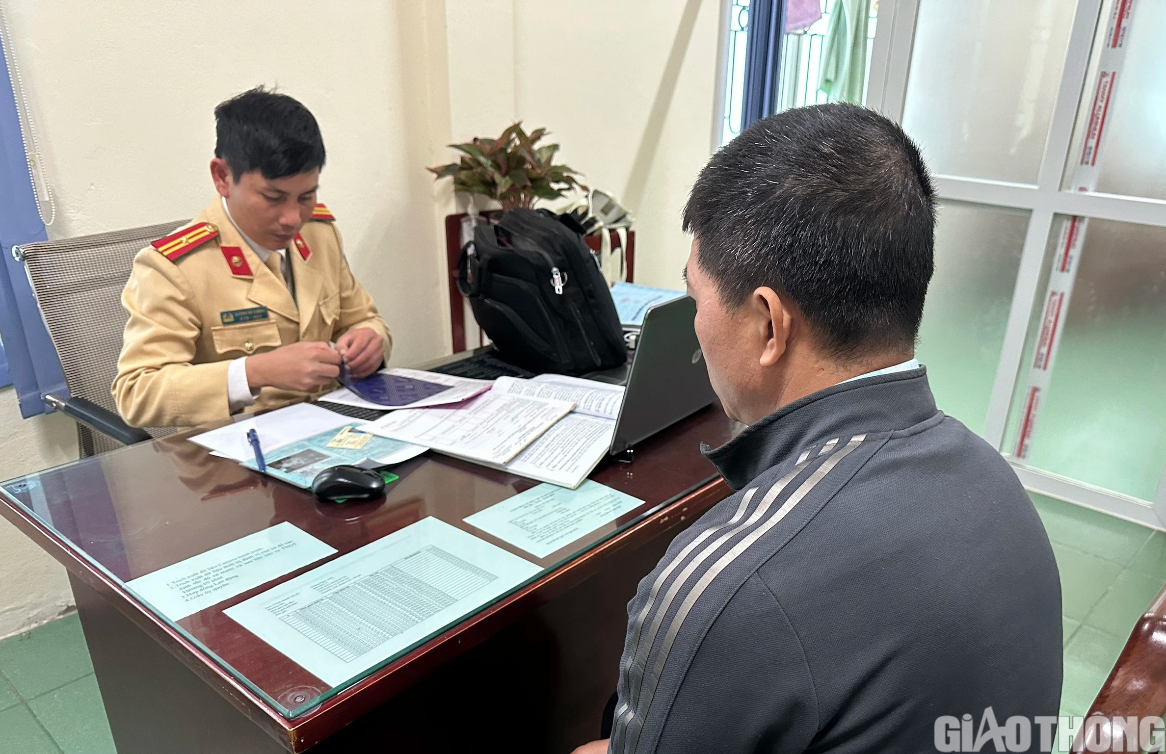 tai xe chay o to nguoc chieu tren quoc lo vi voi di hop phu huynh cho con 2 tai xe chay o to nguoc chieu tren quoc lo vi voi di hop phu huynh cho con 2