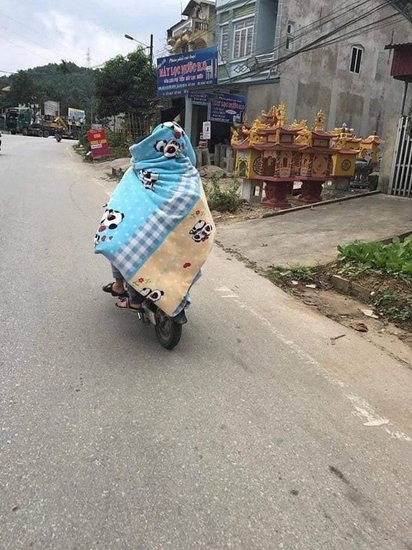 thoi tiet chuyen lanh nhieu nguoi khong ngan ngai khoac len minh chiec chan gio am khi tham gia giao thong 1