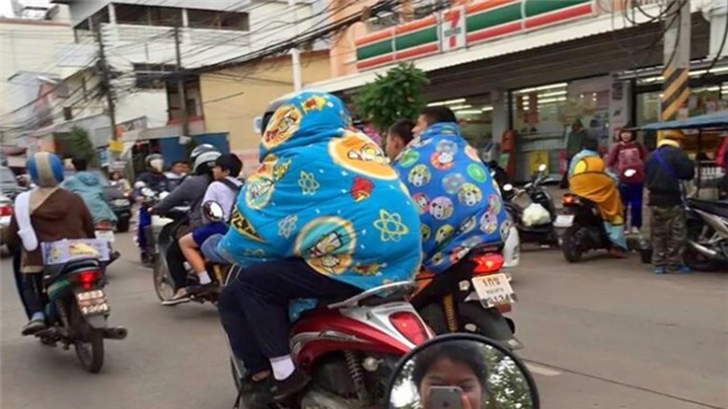 thoi tiet chuyen lanh nhieu nguoi khong ngan ngai khoac len minh chiec chan gio am khi tham gia giao thong 10