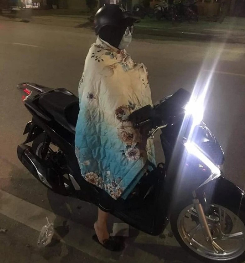 thoi tiet chuyen lanh nhieu nguoi khong ngan ngai khoac len minh chiec chan gio am khi tham gia giao thong 11