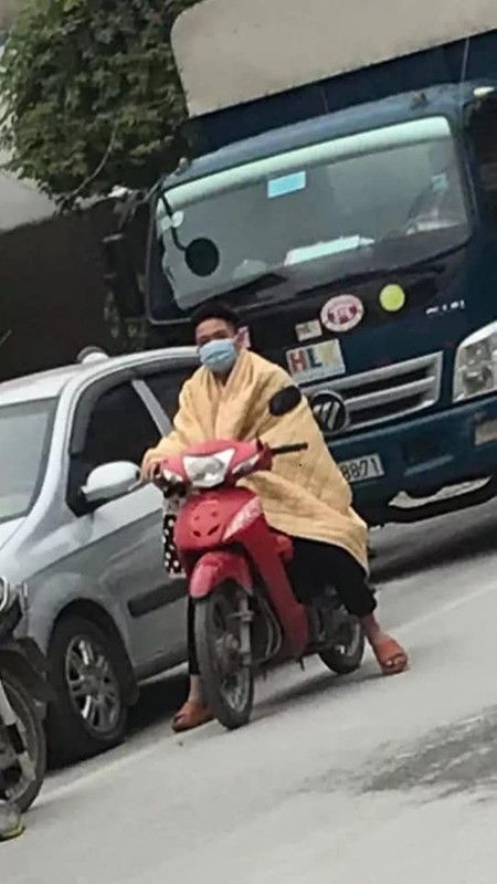 thoi tiet chuyen lanh nhieu nguoi khong ngan ngai khoac len minh chiec chan gio am khi tham gia giao thong 13