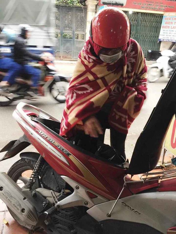 thoi tiet chuyen lanh nhieu nguoi khong ngan ngai khoac len minh chiec chan gio am khi tham gia giao thong 2