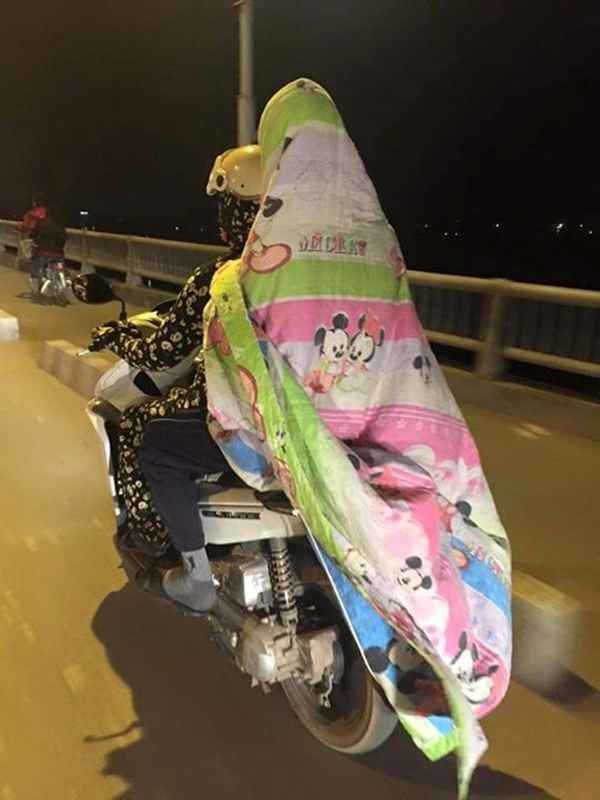 thoi tiet chuyen lanh nhieu nguoi khong ngan ngai khoac len minh chiec chan gio am khi tham gia giao thong 4