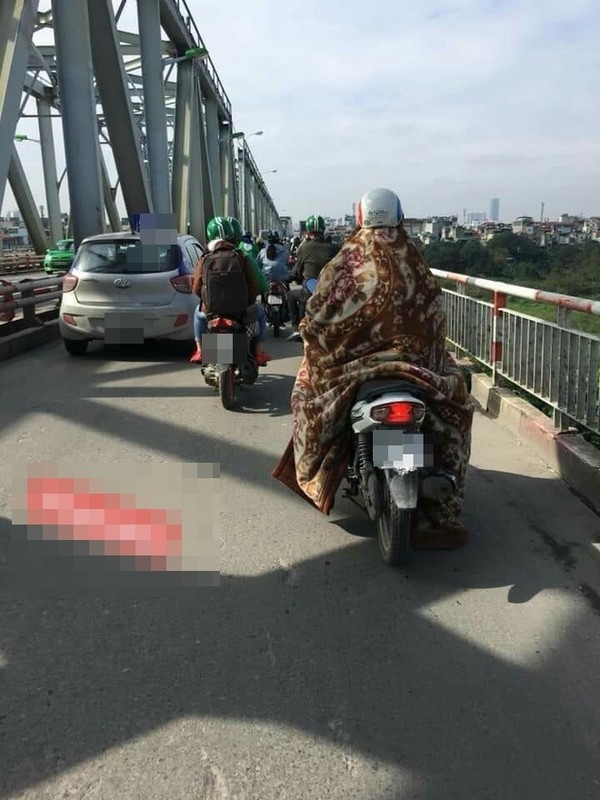 thoi tiet chuyen lanh nhieu nguoi khong ngan ngai khoac len minh chiec chan gio am khi tham gia giao thong 8