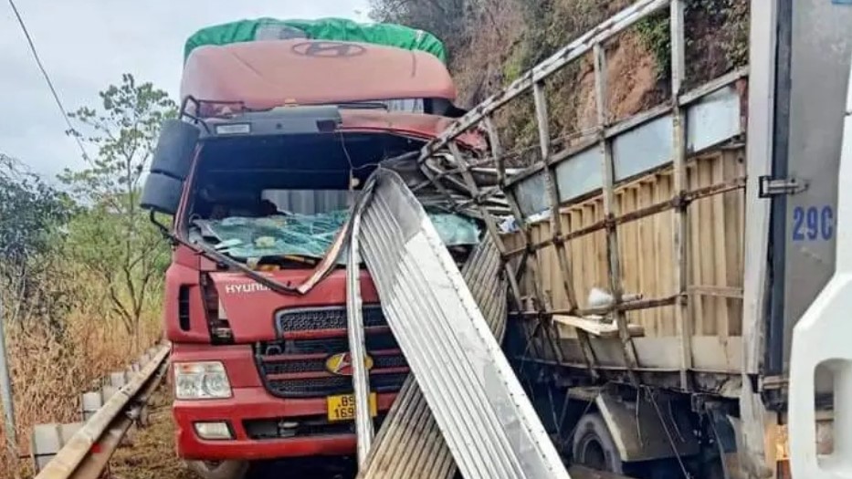 tin tuc tai nan giao thong moi nhat ngay 24 1 2024 va cham giua xe dau keo voi xe tai hai tai xe mac ket trong cabin tin tuc tai nan giao thong moi nhat ngay 24 1 2024 va cham giua xe dau keo voi xe tai hai tai xe mac ket trong cabin