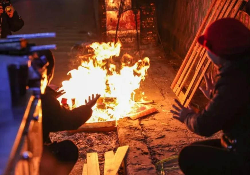 nguoi lao dong vat va vat lon muu sinh giua cai dem dong lanh buot 8 do c o ha noi