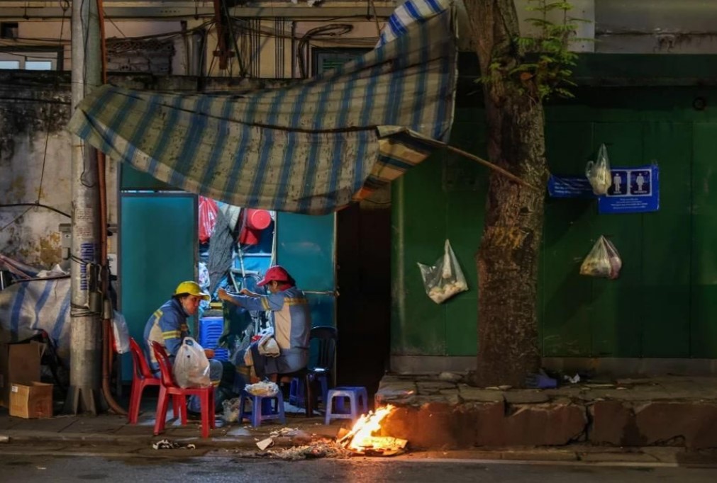nguoi lao dong vat va vat lon muu sinh giua cai dem dong lanh buot 8 do c o ha noi12jpg