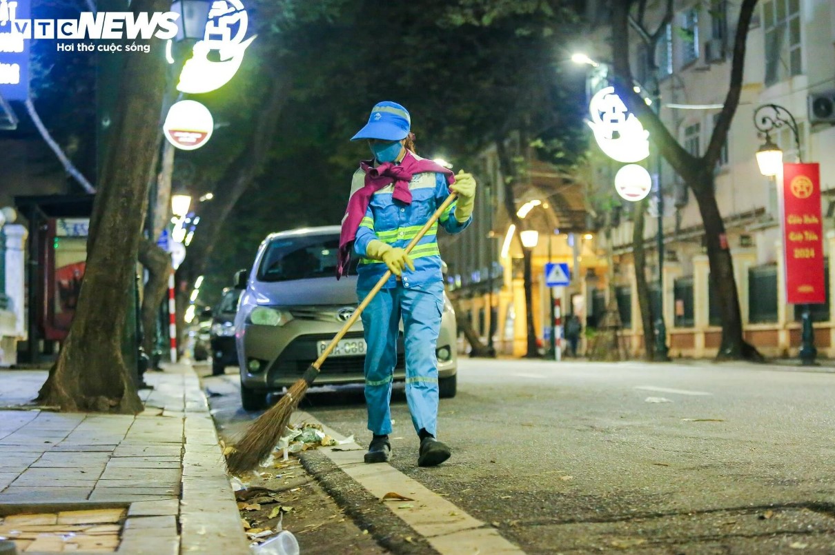 nguoi lao dong vat va vat lon muu sinh giua cai dem dong lanh buot 8 do c o ha noi13jpg