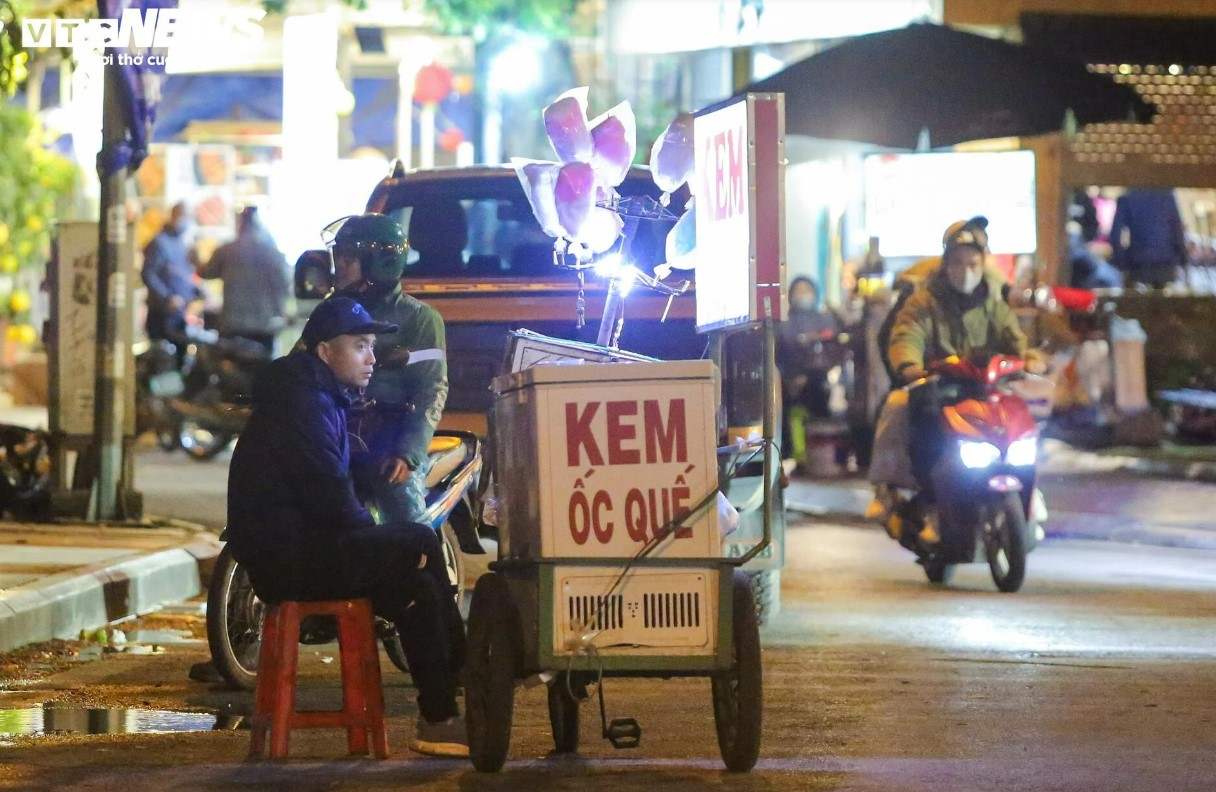 nguoi lao dong vat va vat lon muu sinh giua cai dem dong lanh buot 8 do c o ha noi14jpg