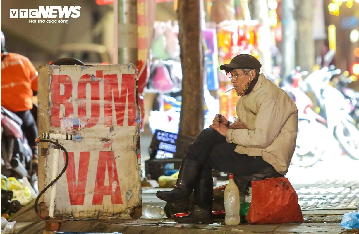nguoi lao dong vat va vat lon muu sinh giua cai dem dong lanh buot 8 do c o ha noi15jpg