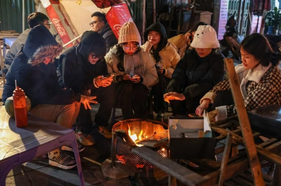 nguoi lao dong vat va vat lon muu sinh giua cai dem dong lanh buot 8 do c o ha noi17jpg1