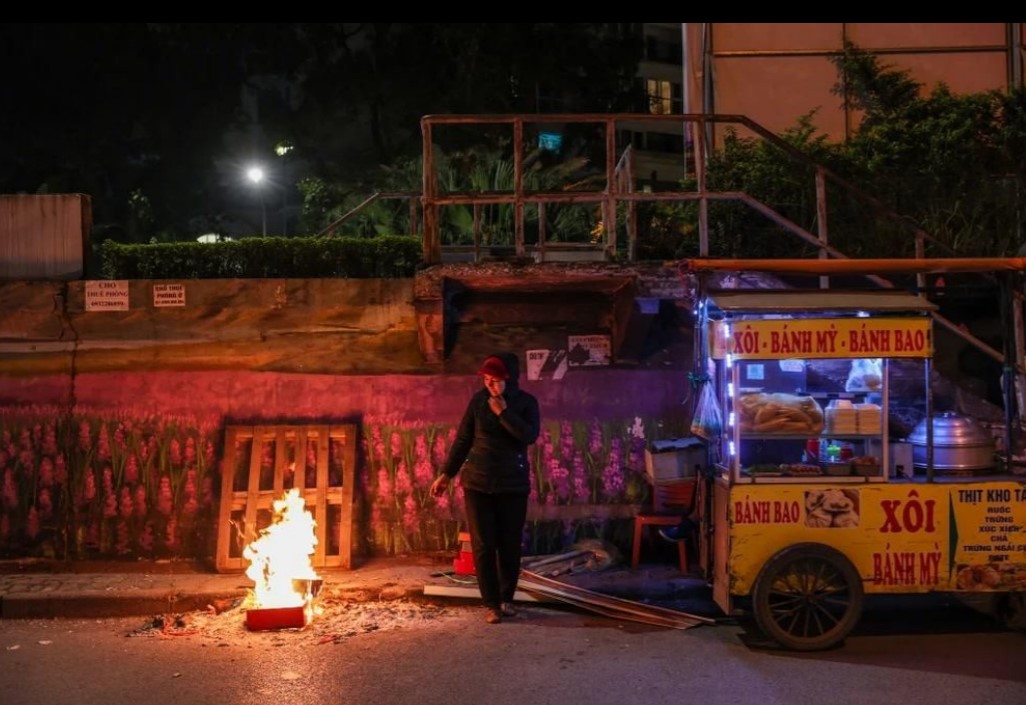 nguoi lao dong vat va vat lon muu sinh giua cai dem dong lanh buot 8 do c o ha noi2jpg