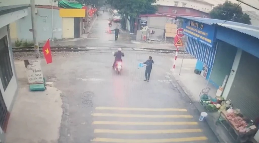 tin tuc tai nan giao thong moi nhat ngay 31 1 2024 xe may va cham voi tau hoa mot nguoi phu nu tu vong