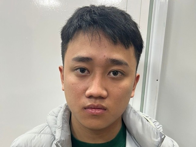 nam thanh nien vao tiem vang cuop mat day chuyen de tang nguoi yeu 1 nam thanh nien vao tiem vang cuop mat day chuyen de tang nguoi yeu 1