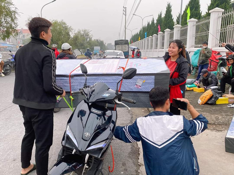tang 2 000 chiec dem lam qua tet cho cong nhan dai dien cong ty noi gi 2 tang 2 000 chiec dem lam qua tet cho cong nhan dai dien cong ty noi gi 2