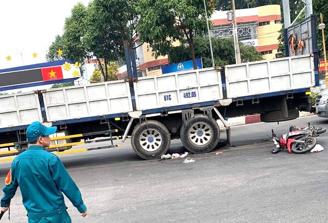 tin tuc tai nan giao thong moi nhat ngay 6 2 2024 va cham giua xe may va container mot nam thanh nien tu vong tai cho 1 tin tuc tai nan giao thong moi nhat ngay 6 2 2024 va cham giua xe may va container mot nam thanh nien tu vong tai cho 1