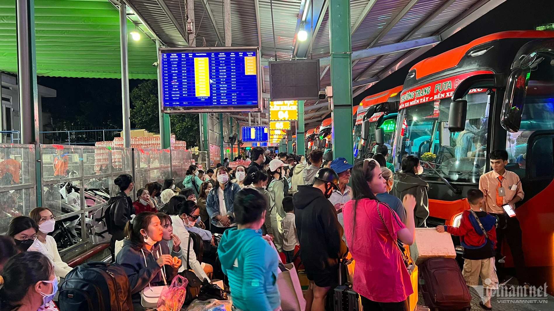 hanh khach chen kin ben xe mien tay cho xe tu nua dem de ve que don tet 1