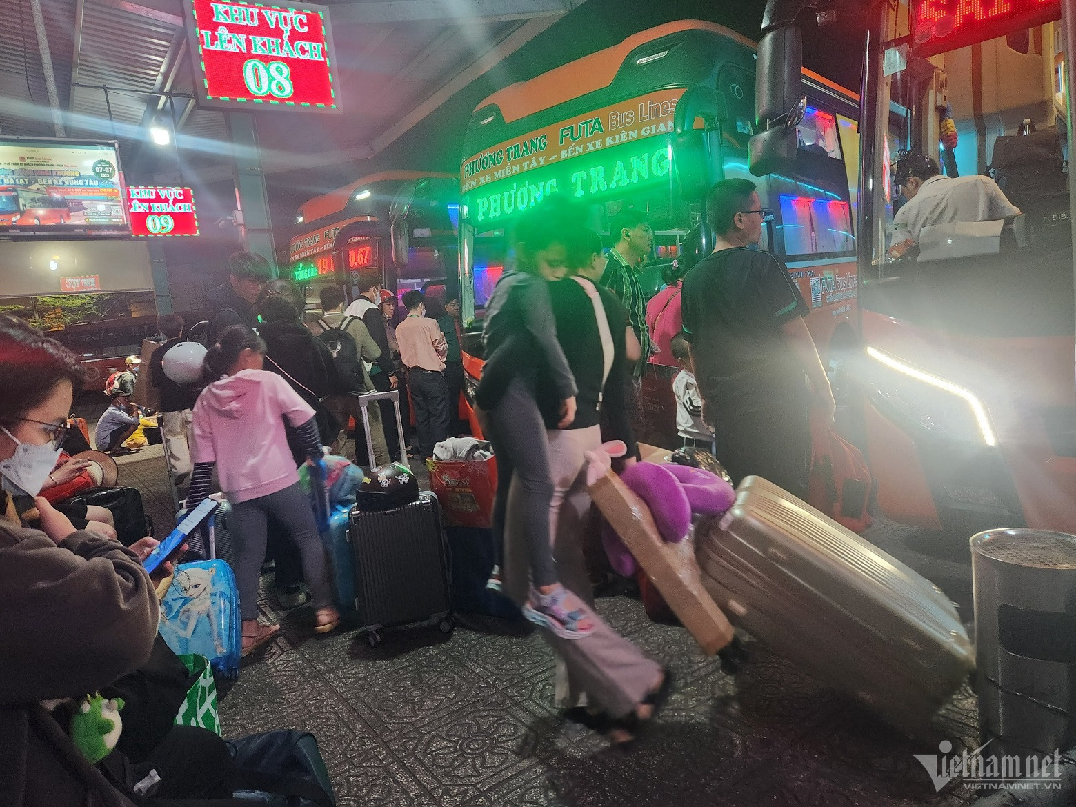 hanh khach chen kin ben xe mien tay cho xe tu nua dem de ve que don tet 10