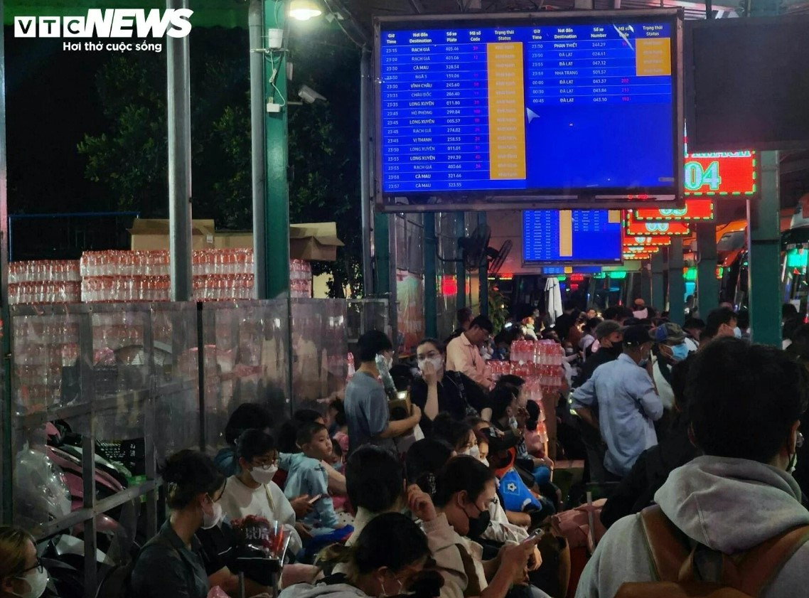 hanh khach chen kin ben xe mien tay cho xe tu nua dem de ve que don tet 11