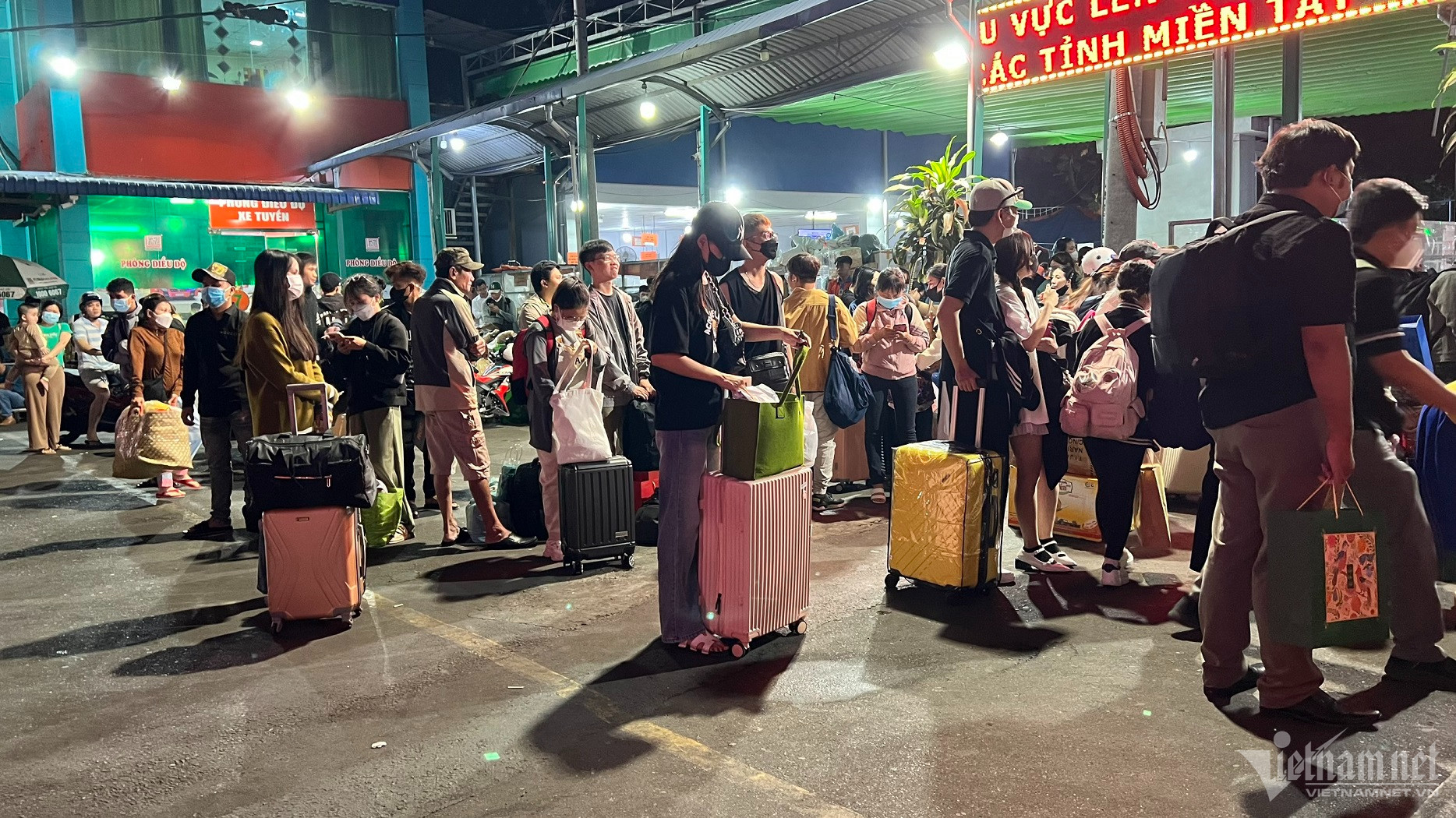 hanh khach chen kin ben xe mien tay cho xe tu nua dem de ve que don tet 12jpg