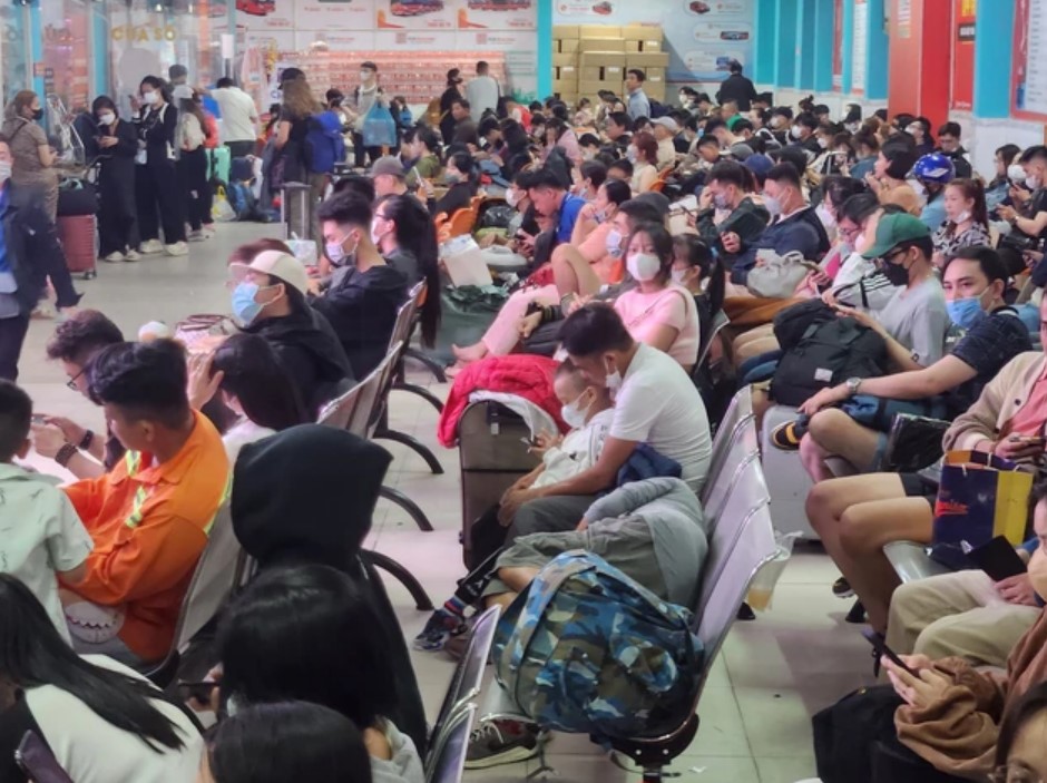 hanh khach chen kin ben xe mien tay cho xe tu nua dem de ve que don tet 4