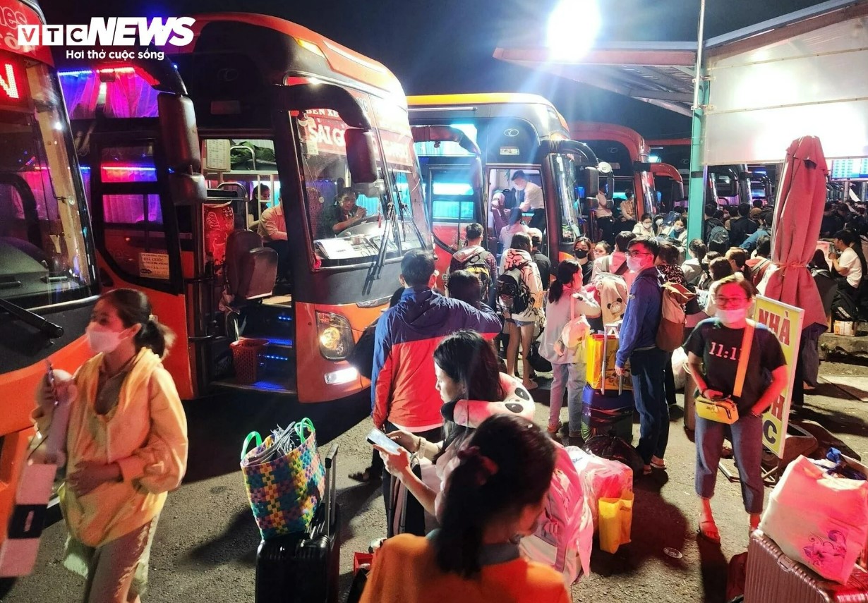 hanh khach chen kin ben xe mien tay cho xe tu nua dem de ve que don tet 5