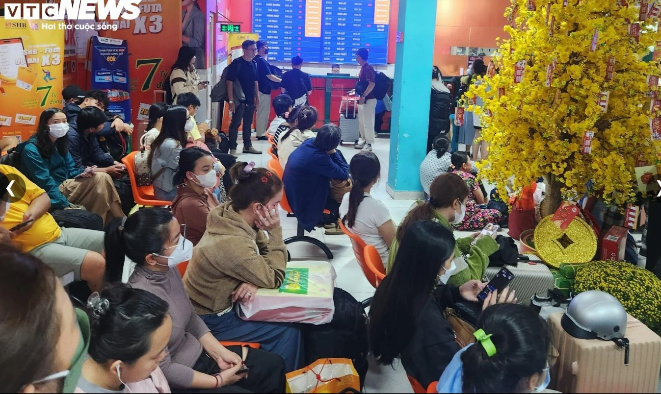 hanh khach chen kin ben xe mien tay cho xe tu nua dem de ve que don tet 6