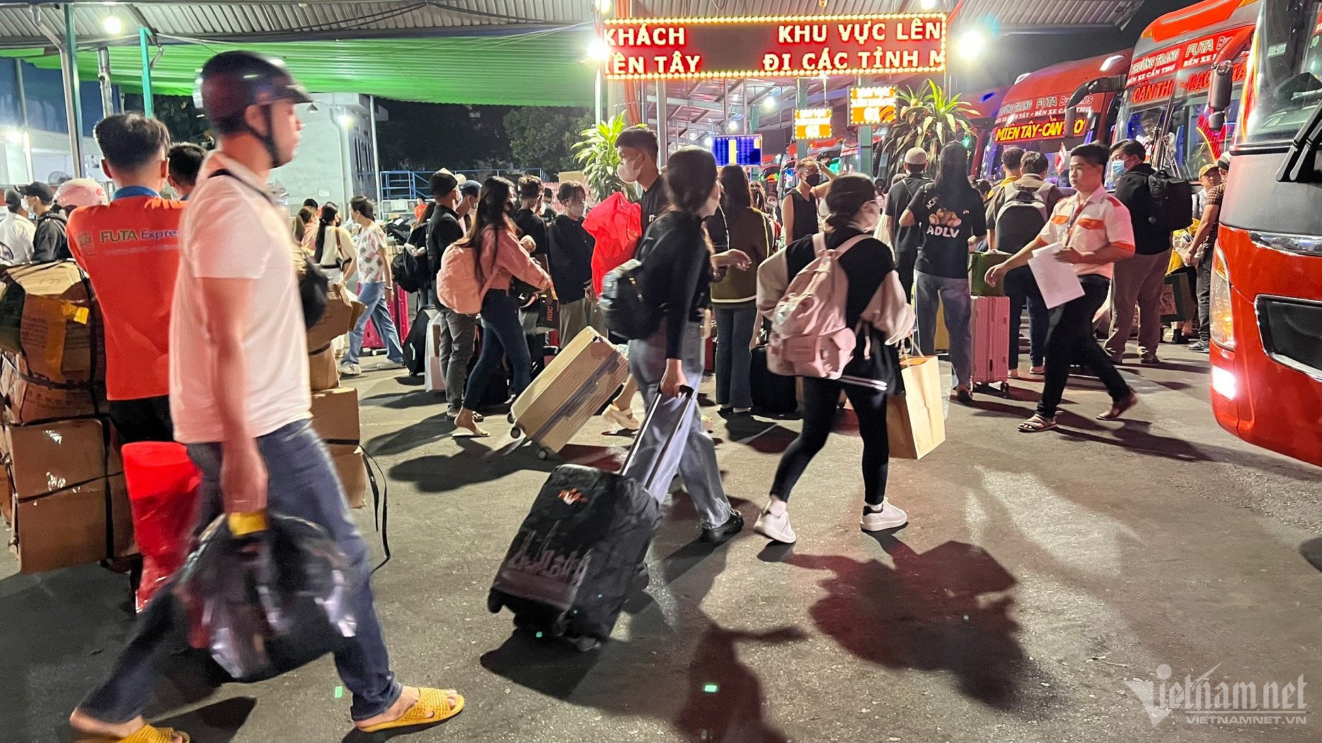 hanh khach chen kin ben xe mien tay cho xe tu nua dem de ve que don tet 7