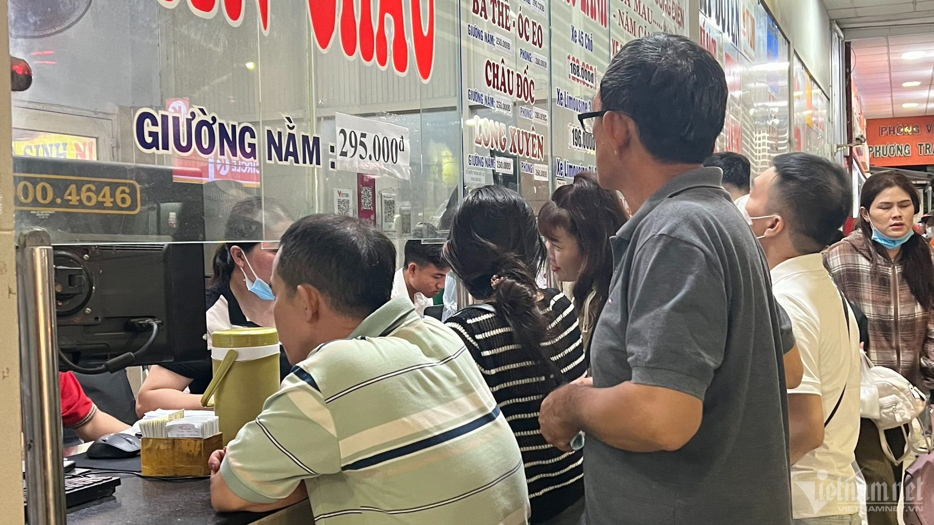 hanh khach chen kin ben xe mien tay cho xe tu nua dem de ve que don tet 8