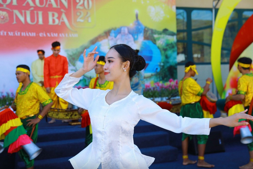 le hoi xuan nui ba den chinh thuc khai hoi thu hut hon 200 000 du khach6jpg le hoi xuan nui ba den chinh thuc khai hoi thu hut hon 200 000 du khach6jpg