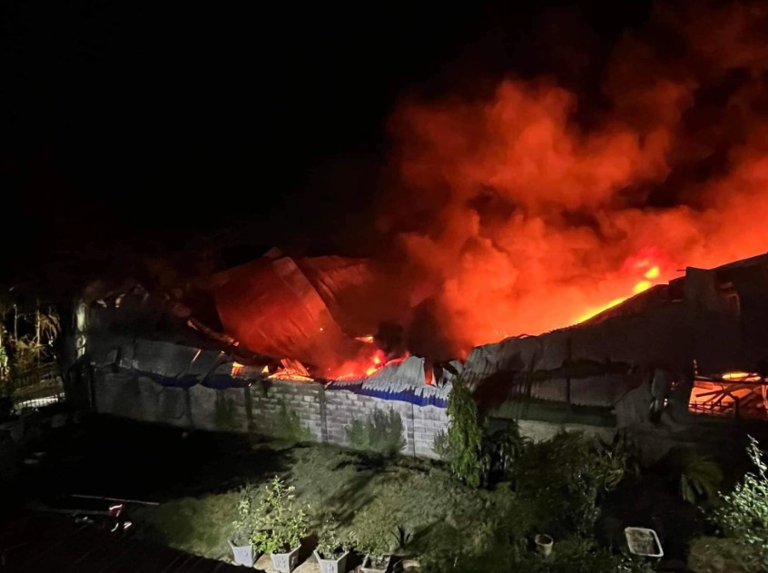 kho hang do nhua gia dung 500m2 tai dong nai bat ngo chay ngun ngut trong dem2jpg kho hang do nhua gia dung 500m2 tai dong nai bat ngo chay ngun ngut trong dem2jpg