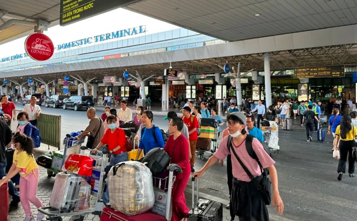 san bay tan son nhat dat muc cao ky luc don hon 154 000 luot khach 1