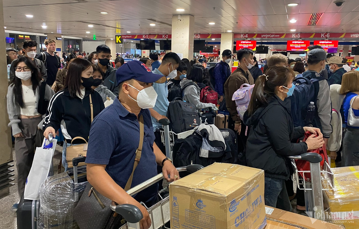 san bay tan son nhat dat muc cao ky luc don hon 154 000 luot khach q