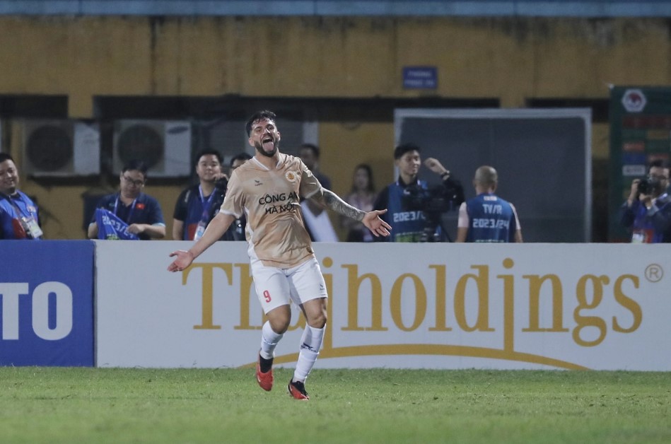 giup clb cong an ha noi danh bai tp hcm trong ngay dau ra mat hlv kiatisak noi gi 