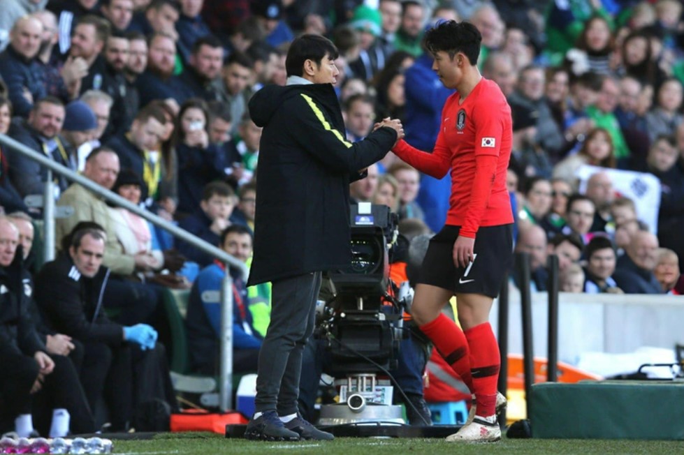 hlv shin tae yong dua ra loi khuyen cho son heung min trong vu lum xum tai tuyen han quoc hlv shin tae yong dua ra loi khuyen cho son heung min trong vu lum xum tai tuyen han quoc